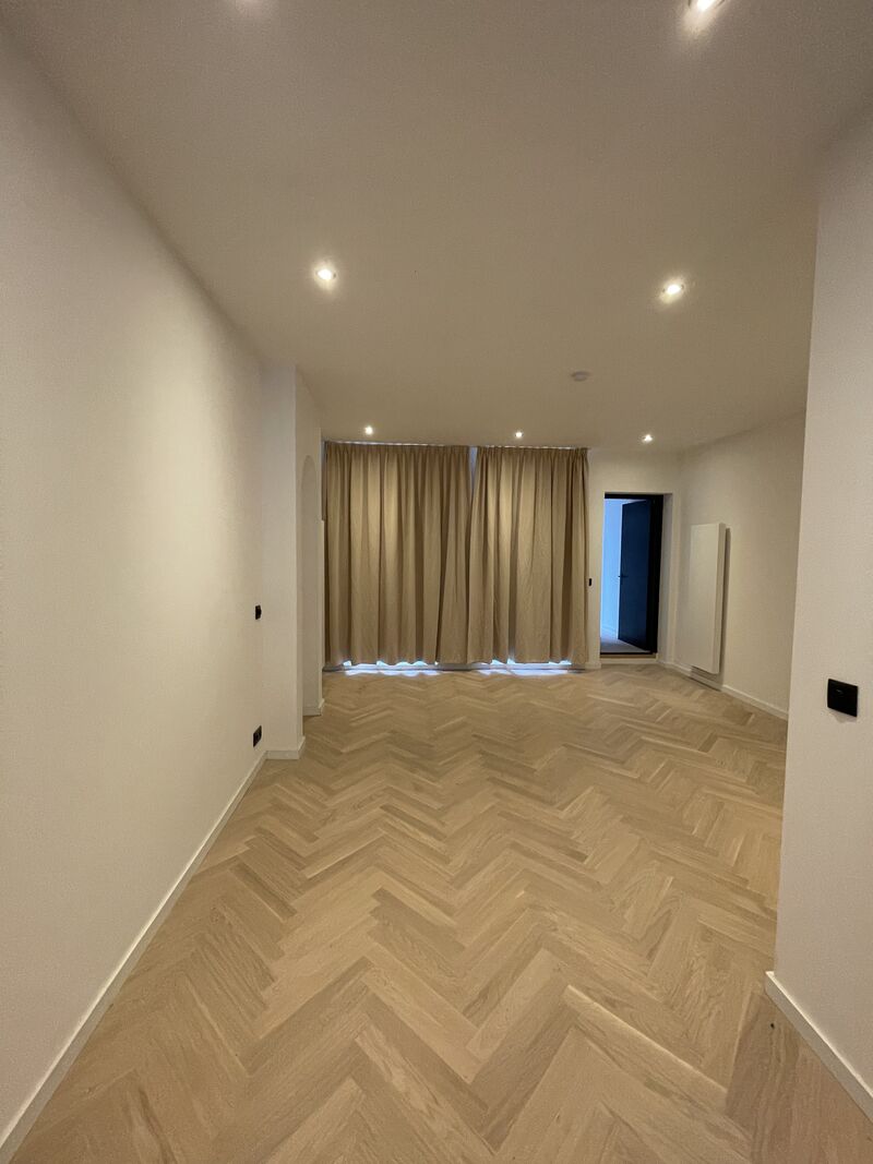 Opgeleverde woonkamer met visgraatvloer na totaalrenovatie in Den Haag centrum