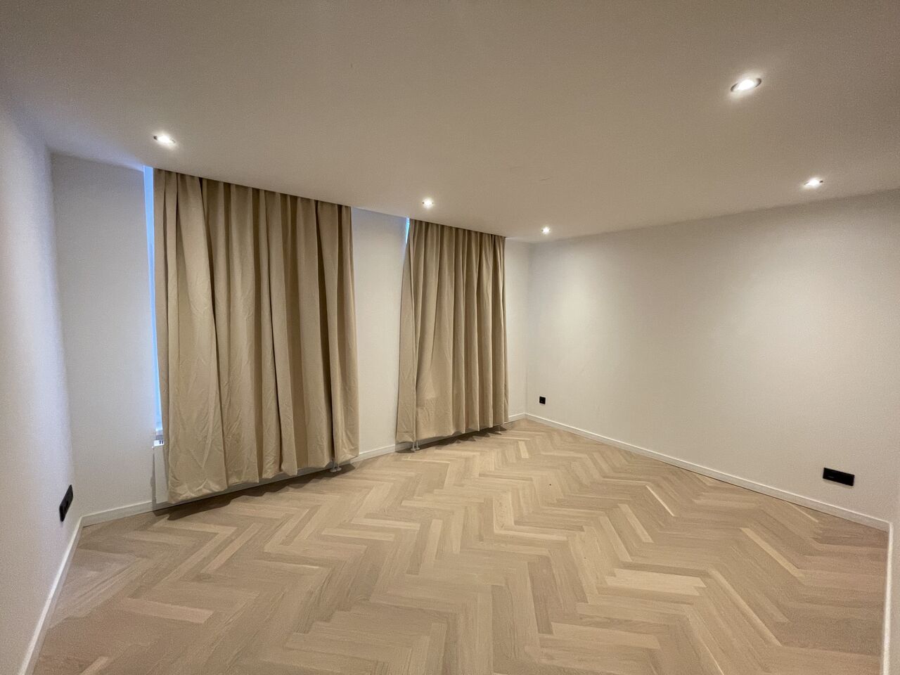 Zelfde verdieping na renovatie met nieuwe vloer en afwerking