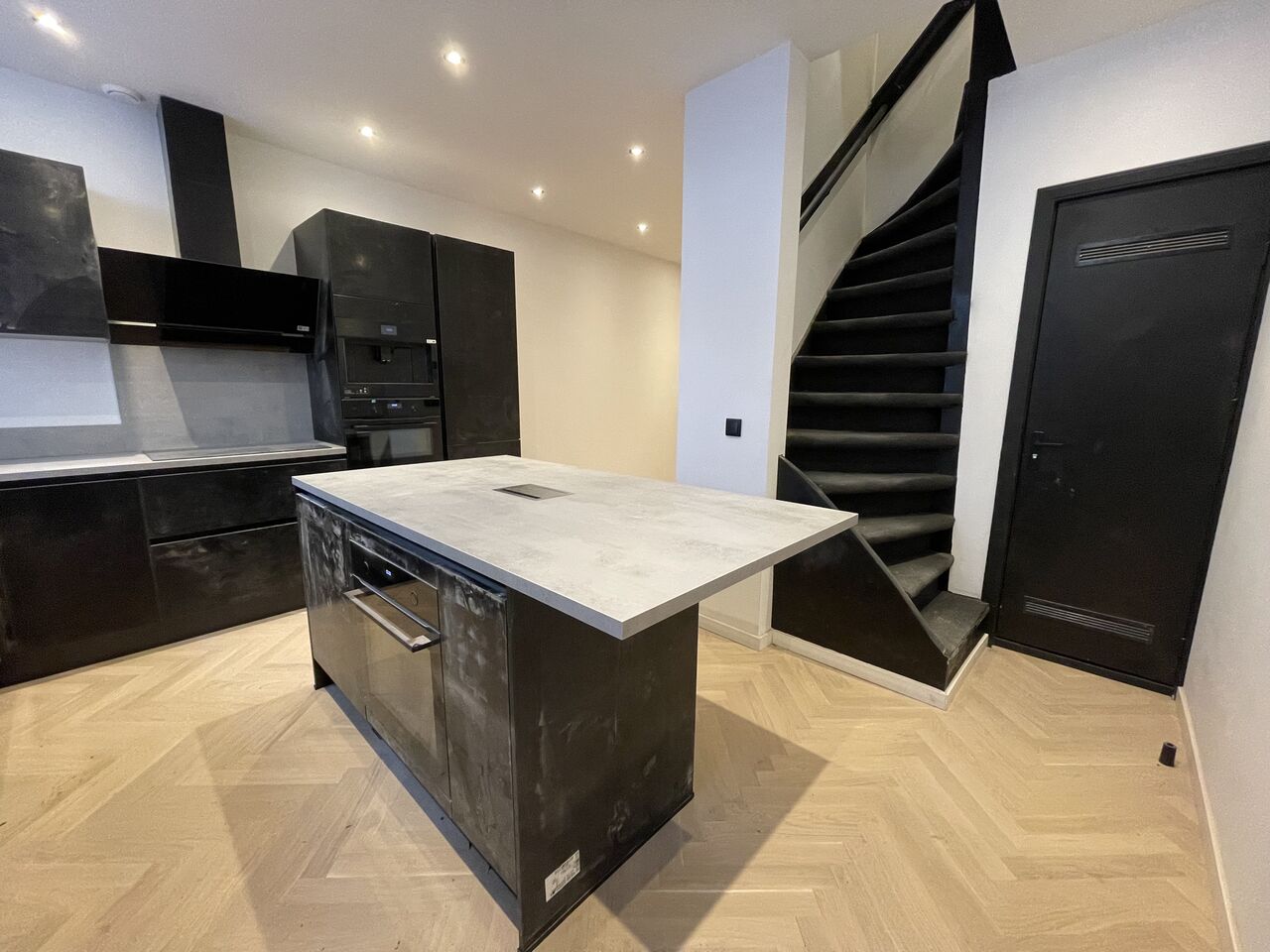 Opgeleverde woonkeuken met kookeiland na een complete renovatie