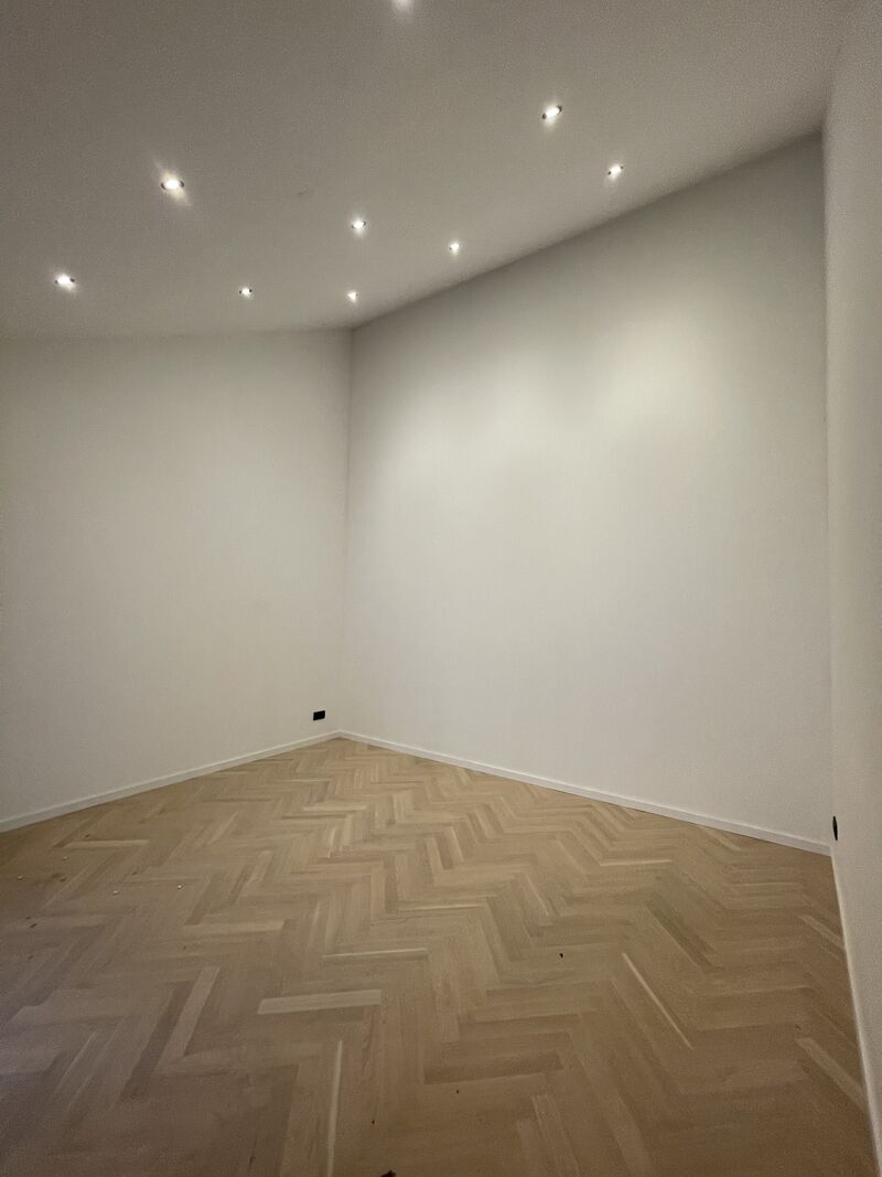 Strak afgewerkte kamer met inbouwspots na oplevering, Den Haag centrum