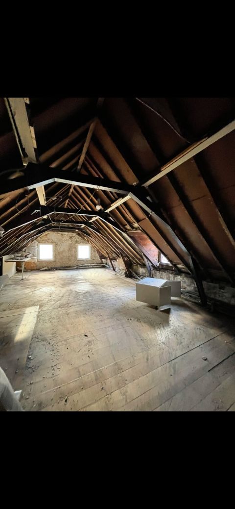 Zolder met de oude houten kapconstructie, vóór de verbouwing