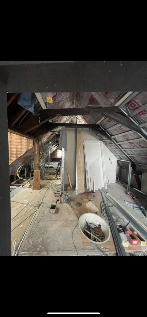 Zolder van een oud pand tijdens de renovatie, met de oude vloer en kapconstructie