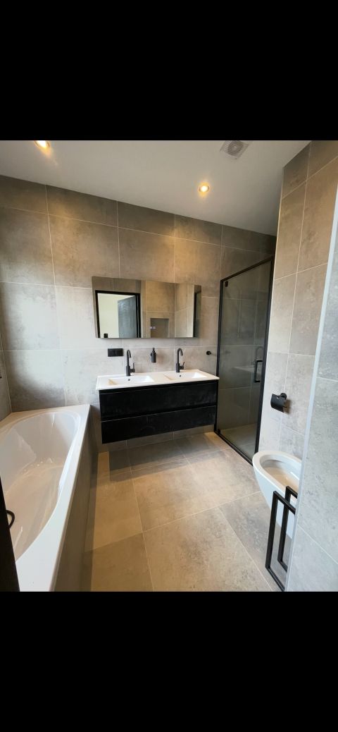 Nieuwe badkamer met ligbad, dubbele wastafel en inloopdouche, Korte Kade Rotterdam