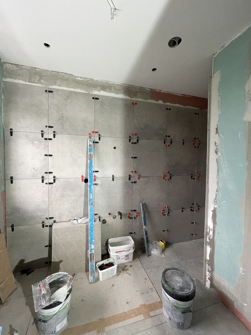 Vakmensen van Rotterdamse Bouwbedrijf aan het werk tijdens een totaalrenovatie in Rotterdam