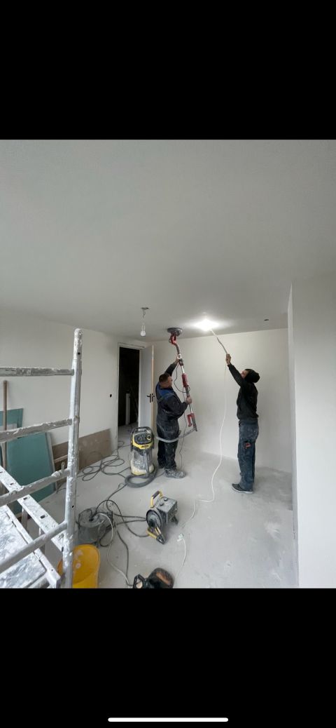 Ons team aan het stucwerk tijdens de verbouwing, Korte Kade Rotterdam