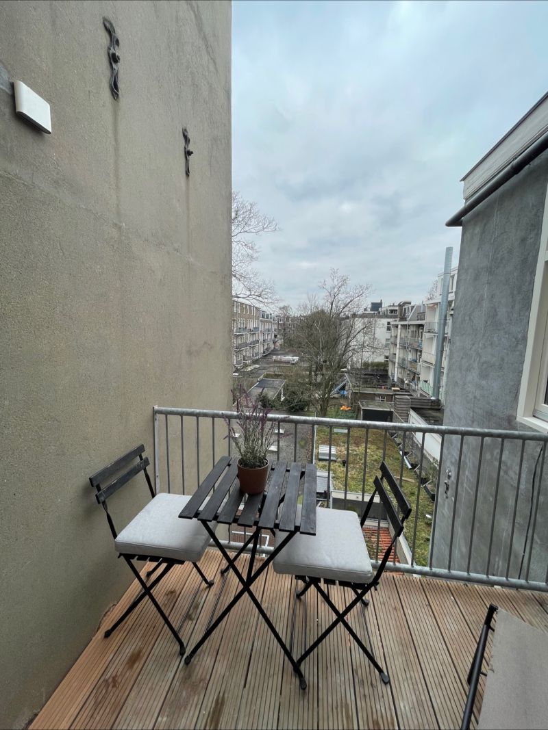 Houten dakterras met tafel en stoelen na een verbouwing