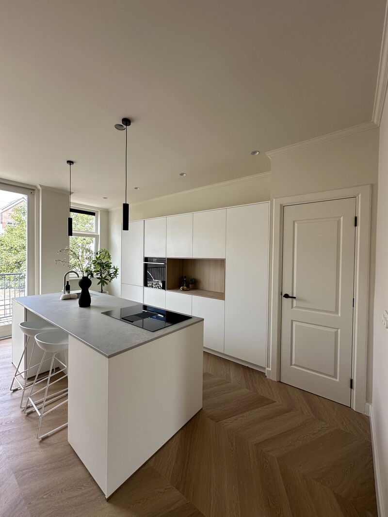 Nieuwe keuken na renovatie van een eengezinswoning in Rotterdam-Noord door Rotterdamse Bouwbedrijf