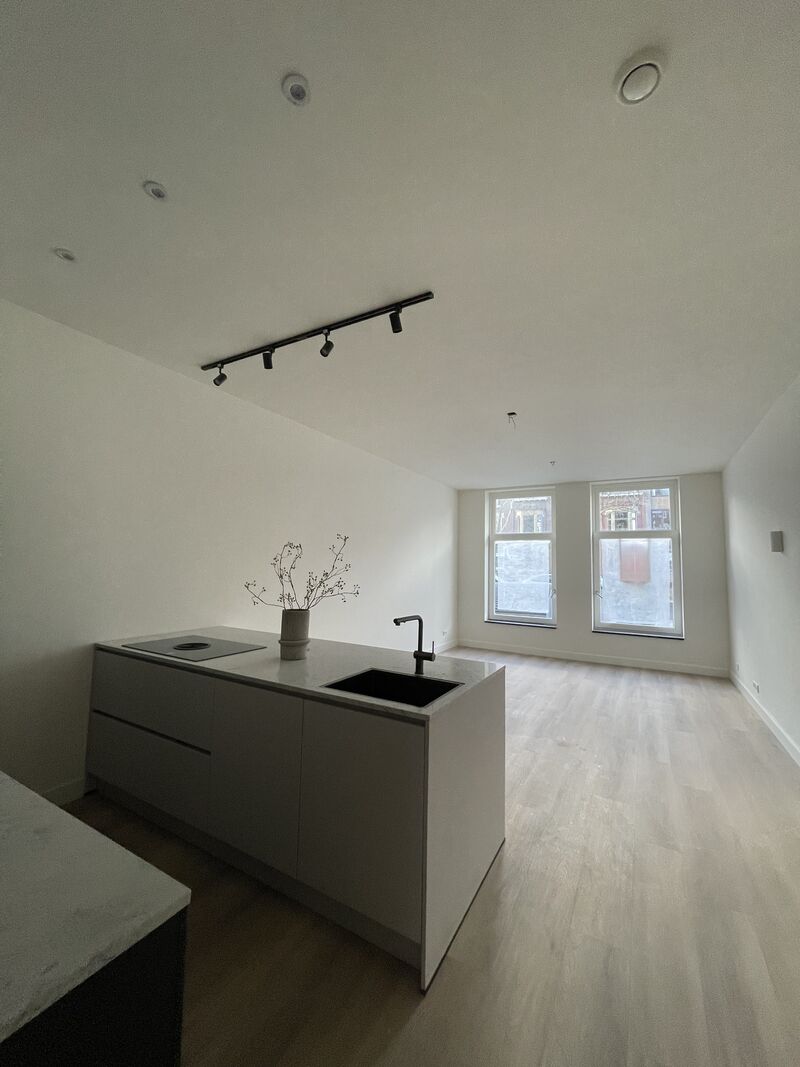 Gerenoveerde woonkamer met glazen deuren in Rotterdam-West