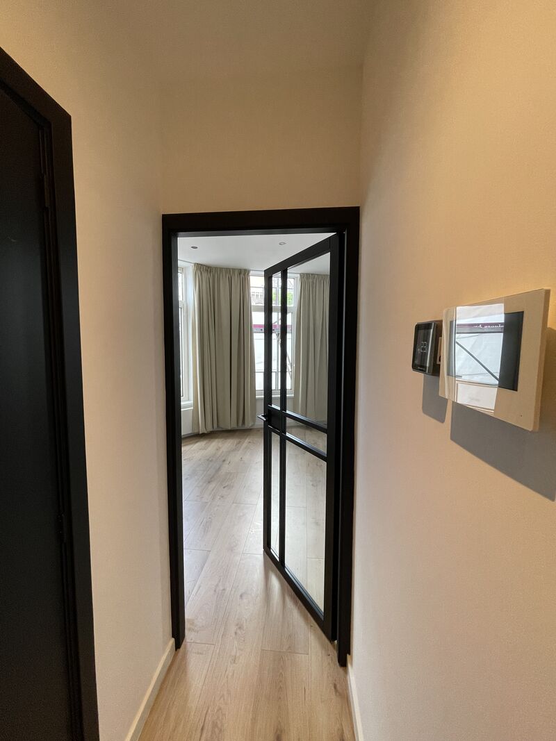 Hal met stalen taatsdeur naar slaapkamer, Middellandstraat Rotterdam