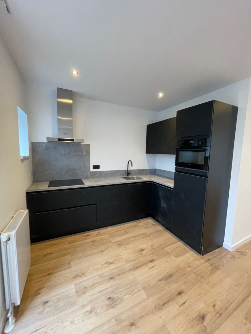 Zwarte keuken met betonlook werkblad, gerenoveerde woning Zwartjanstraat Rotterdam