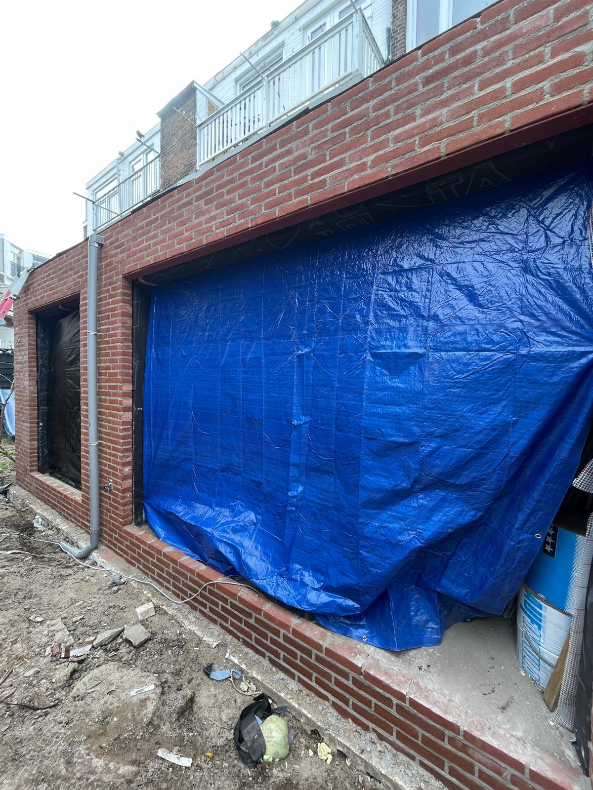 Gemetselde ruwbouw van de aanbouw tijdens de bouw