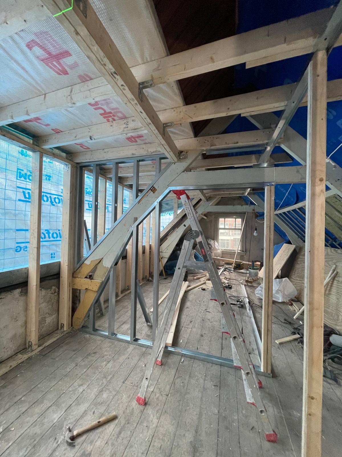 Constructie van een dakkapel van 6 meter, van binnenuit gezien, met stalen en houten stijlwerk