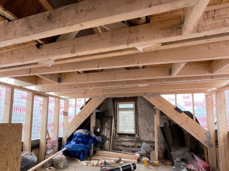 Houten dakconstructie van een dakopbouw in aanbouw door Rotterdamse Bouwbedrijf in Rotterdam